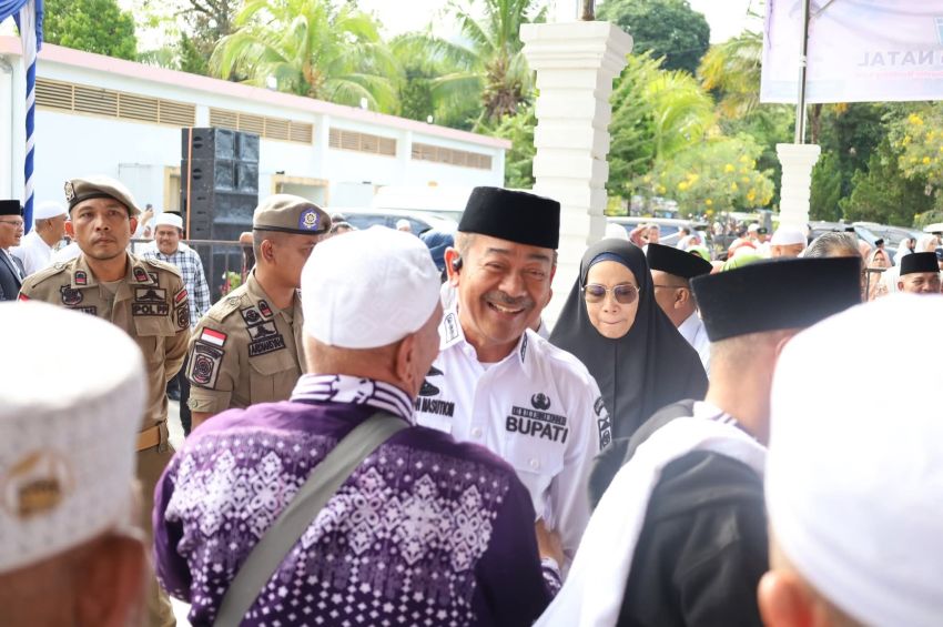 Bupati Madina Sambut Kepulangan Jemaah Haji Kloter 5 di Masjid Agung, Saipullah Nasution : Kedepan Bandara Malintang Di Fungsikan