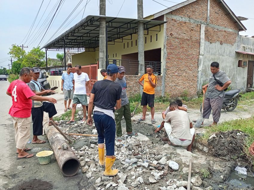 Tokoh Masyarakat dan Warga Perum KIP Gotong Royong Bangun Gorong-Gorong Tersumbat