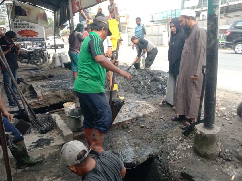 Respon Cepat, Drainase Lingkungan 4 Kelurahan Tembung Dibersihkan, HMTI Dukung Program Pemko Medan