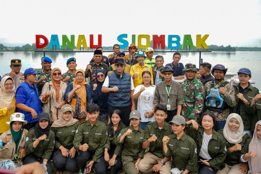 Berperahu Karet Pimpin Pembersihan, Rico Waas: Danau Siombak Indah, namun Tercemar Sampah