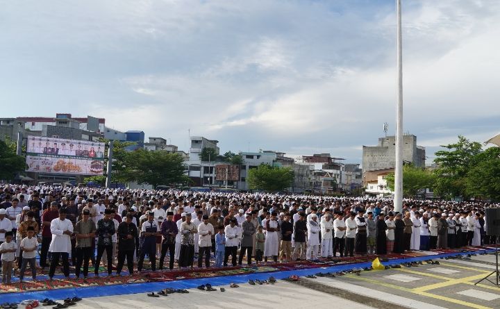 Dapat Pengamanan, Ribuan Masyarakat Tanjungbalai Sholat Idul Adha Dilapangan Terbuka
