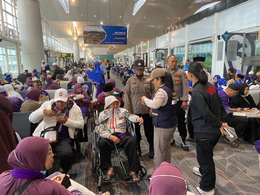 Polresta Deli Serdang Amankan Keberangkatan Pesawat Saudia Airlines dari Bandara Kualanamu Deli Serdang Menuju Jakarta