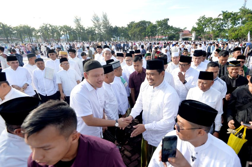 Gubernur Sumut Bobby Nasution dan Wagub Surya Salat Iduladha 1446 Hijriah Bersama Ribuan Masyarakat Deliserdang