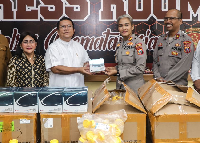 Wali Kota menyerahkan bantuan alat tes urine kepada Kapolres