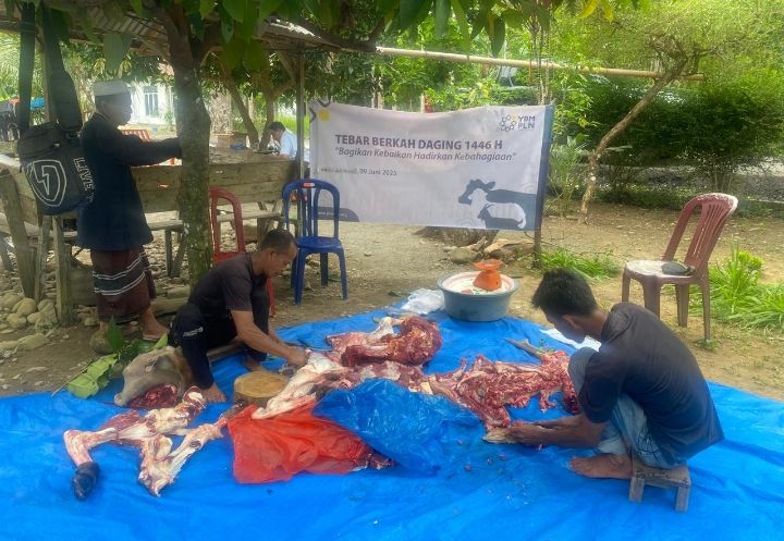 PLN Tebar Berkah Daging Qurban untuk Warga Labuhan Haji Barat