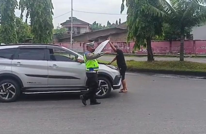Polisi Bantu Dorong Mobil Mogok di Exit Tol Belmera, Warga Ikut Apresiasi