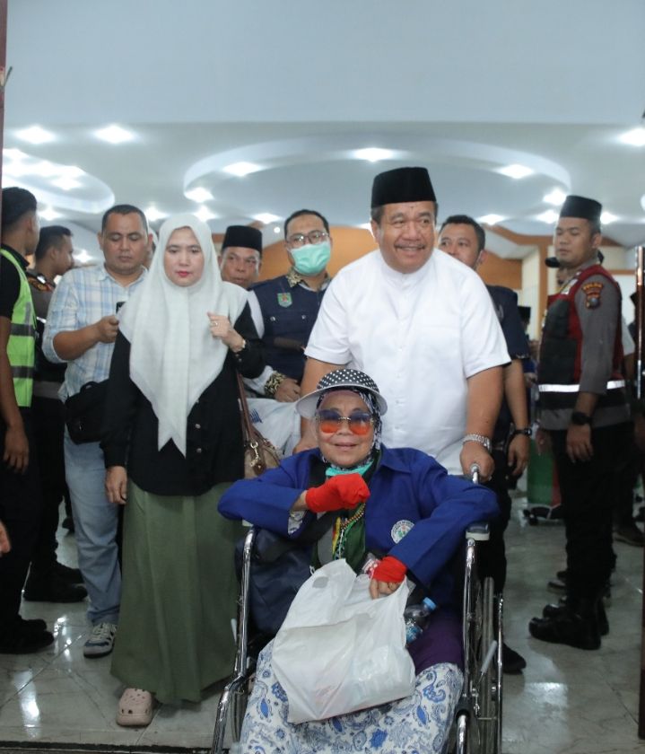 Bupati Asahan Jemput 2 Jemaah Haji yang Sakit di Embarkasi Medan