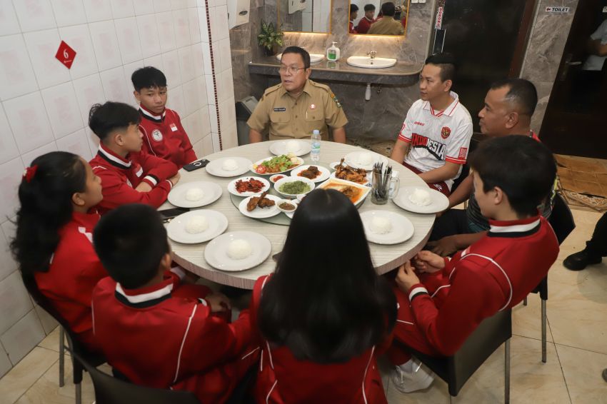 Wali Kota ramah tamah dan menikmati makan siang bersama para atlet yang baru bertanding di event World MMA Championship 2025, di Sao Paulo, Brazil