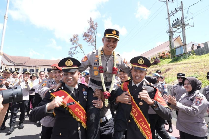 AKBP Yon Edi Winara di Sambut Pocil Resmi Jabat Kapolres Tapsel, Diterima dengan Upacara Adat dan Pedang Pora