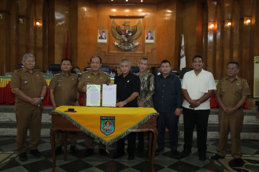 Bupati Asahan menghadiri Rapat Paripurna DPRD Asahan