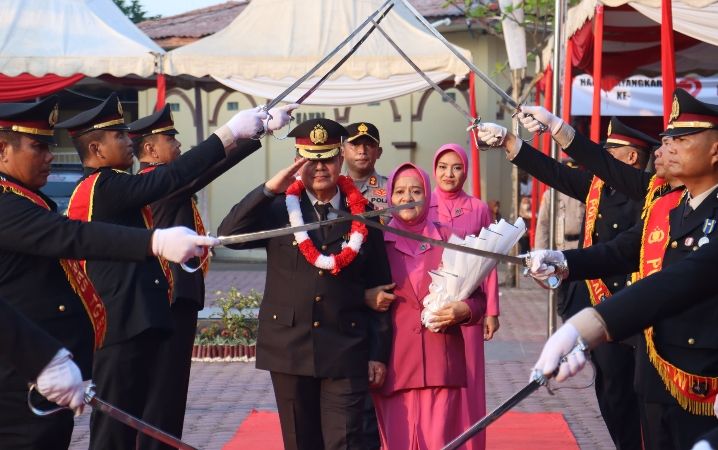 Memasuki Purna Bhakti, Kasi Humas Polres Tanjungbalai Dilepas Dengan Tradisi Pedang Pora