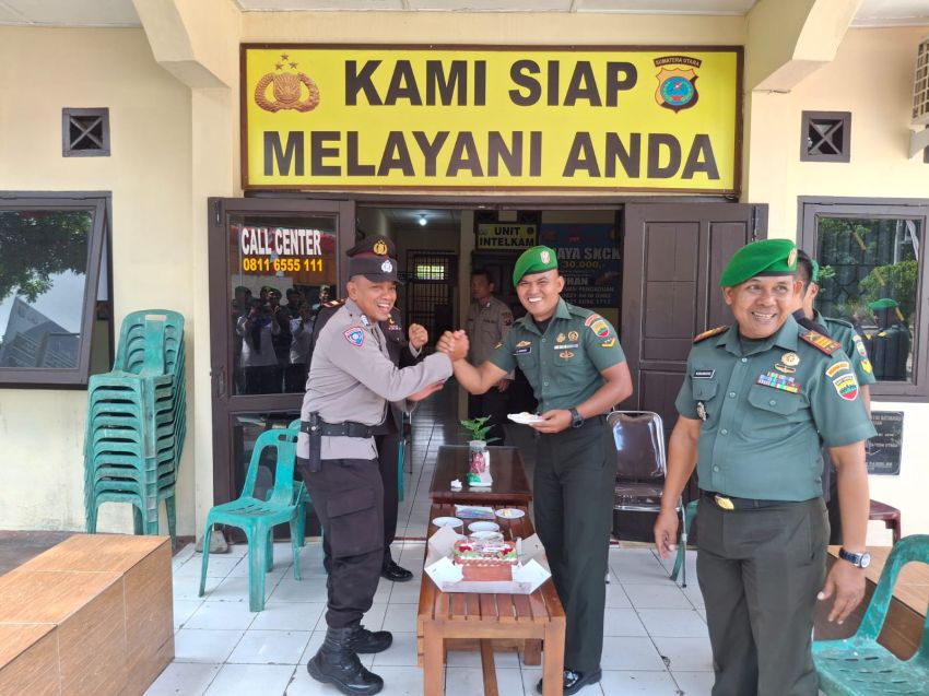 Hangatnya Momen Hari Bhayangkara ke-79: Danramil 02/Padangsidimpuan Kunjungi Polsek Batunadua dengan Kejutan Spesial