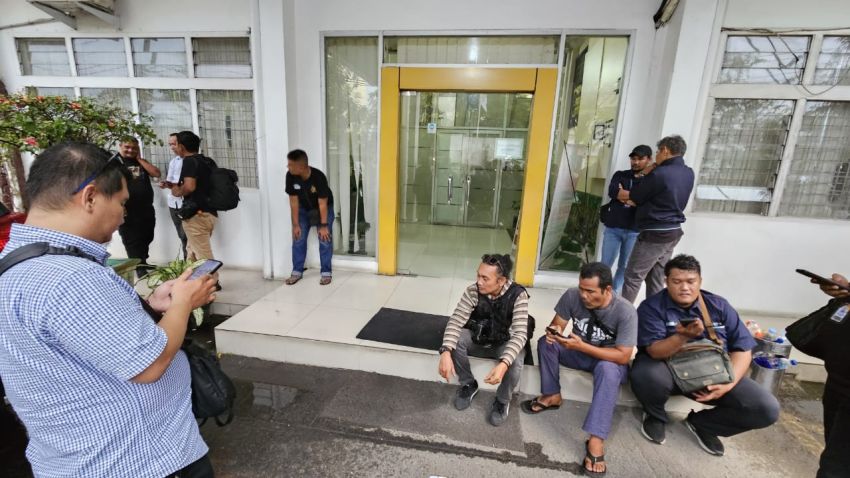 Penyidik KPK Disoraki Wartawan Usai Geledah Kantor PUPR Sumut