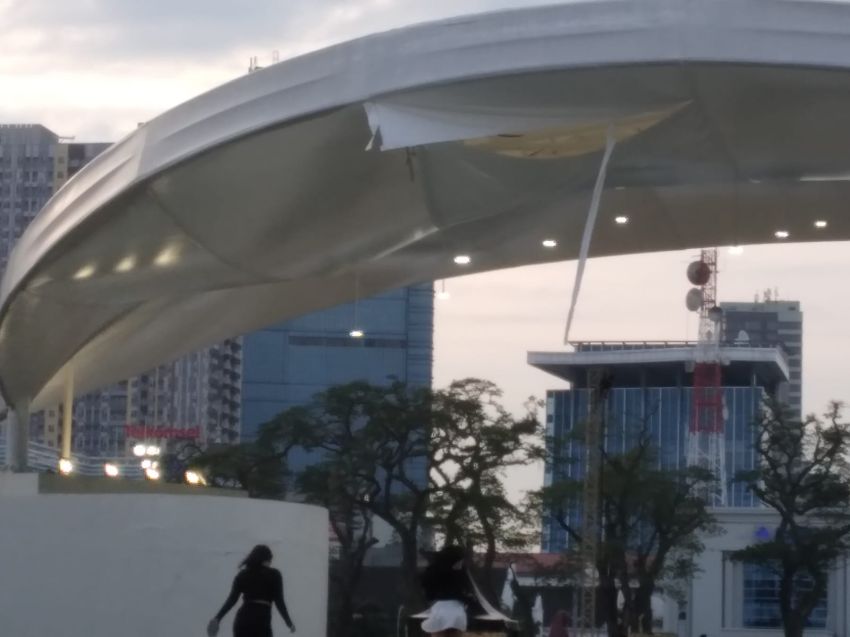 Terpal Panggung Utama Lapangan Merdeka Medan Robek, Kualitas Material Dipertanyakan