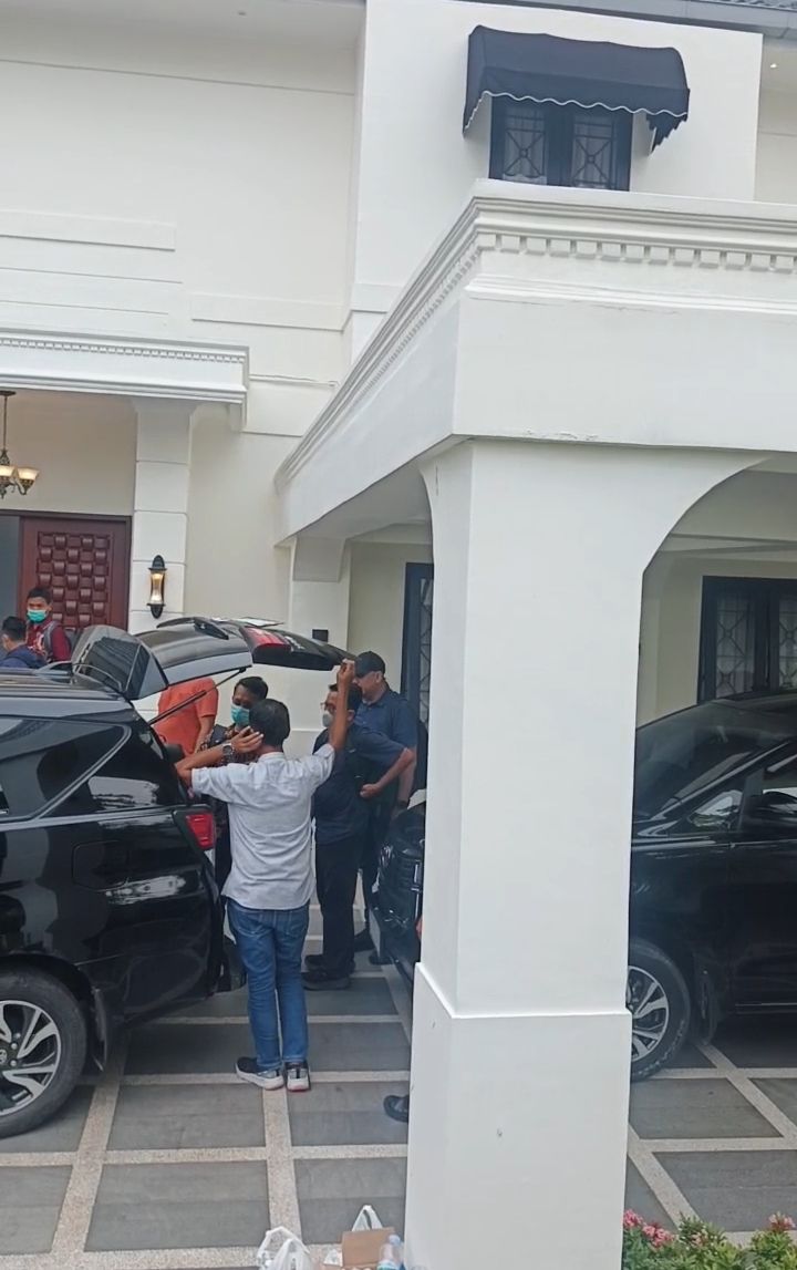 KPK Bawa Tiga Koper Dari Rumah Topan Ginting, Diduga Uang Miliaran