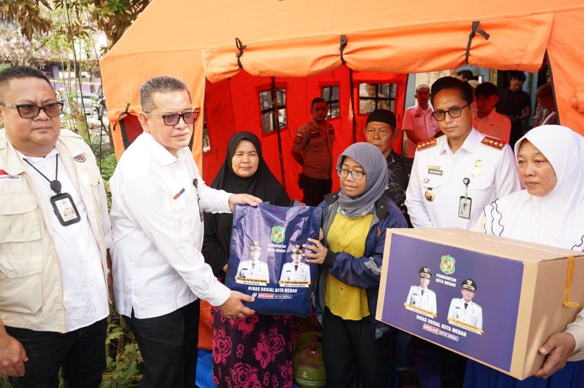 Ungkap Rasa Keprihatinan Yang Mendalam, Rico Waas Berikan Bantuan Kepada Korban Kebakaran di Jalan Tuba II