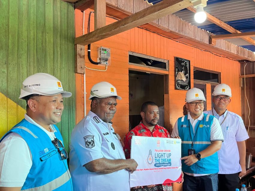 PLN Salurkan Bantuan Pasang Listrik Gratis 2.821 Keluarga Prasejahtera di Seluruh Indonesia