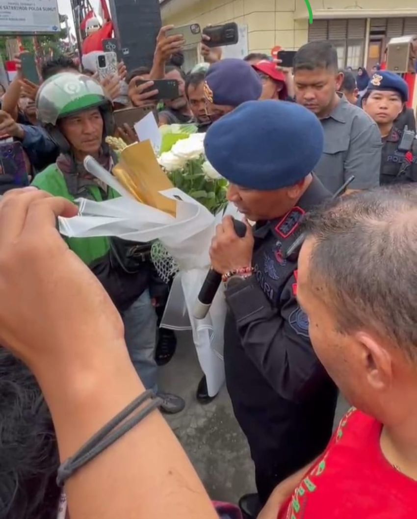 Driver Ojol Datangi Mako Brimobda Sumut Doakan Almarhum Affan Kurniawan