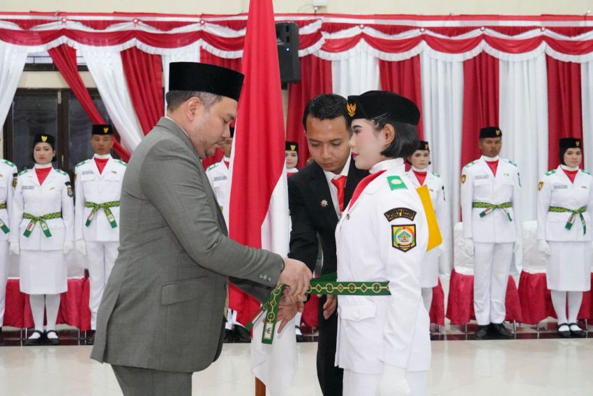 Bupati Pakpak Bharat Mengukuhkan 45 Orang Paskibraka Tingkat Kabupaten