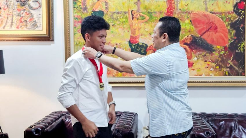 Ketum IMI Bamsoet Berikan Uang Pembinaan Rp 50 Juta Kepada Pembalap Dunia Aquabike Boanerges Ratag dari Papua Barat