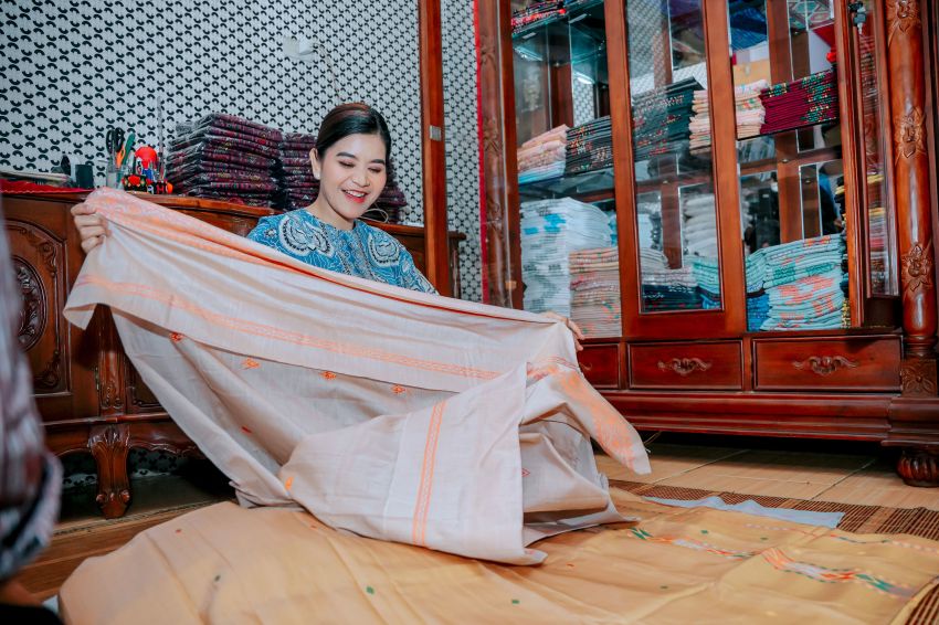 Kahiyang Ayu Kunjungi Rumah Tenun Nadira, Dukung Wastra Khas Tabagsel