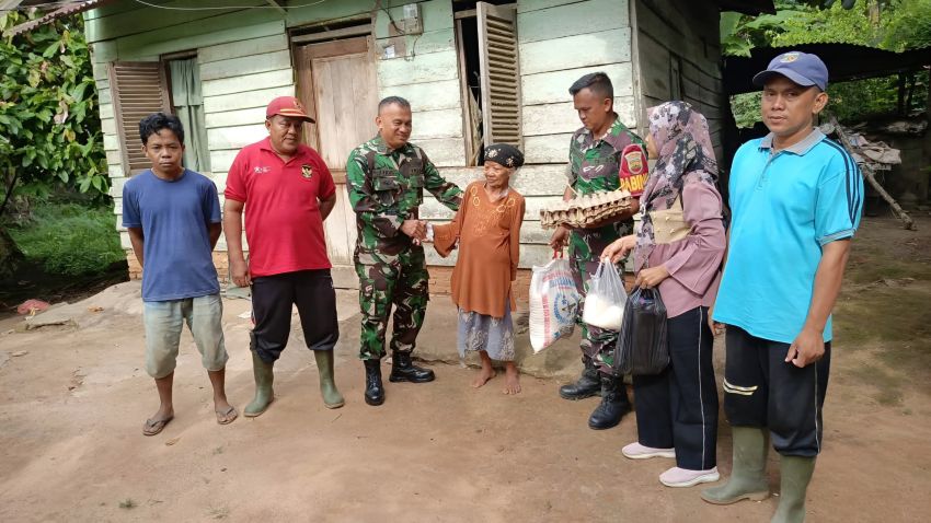 Danramil 13/Buntu Pane, Kunjungi Kediaman Nek Sarwen Beri Bantuan