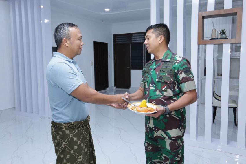 Dandim 0208/Asahan Bersama Para Perwira Berikan Kejutan Ulang Tahun kepada Kapolres Asahan