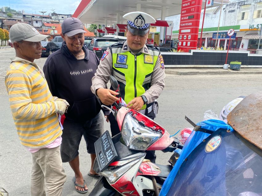 Semarak HUT ke-80 RI, Sat Lantas Polres Padangsidimpuan Turun ke Jalan Bagikan Bendera dan Imbau Tertib Berlalu Lintas