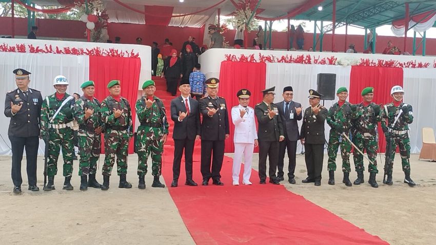Wakil Bupati Solok Pimpin Upacara Penurunan Bendera Merah Putih HUT RI ke- 80