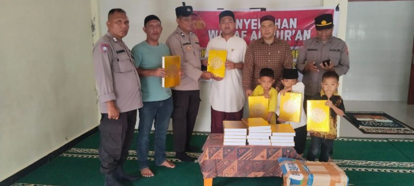 Polres Padangsidimpuan Salurkan Wakaf 20 Al-Quran untuk Masjid Darwin di Desa Ujunggurap