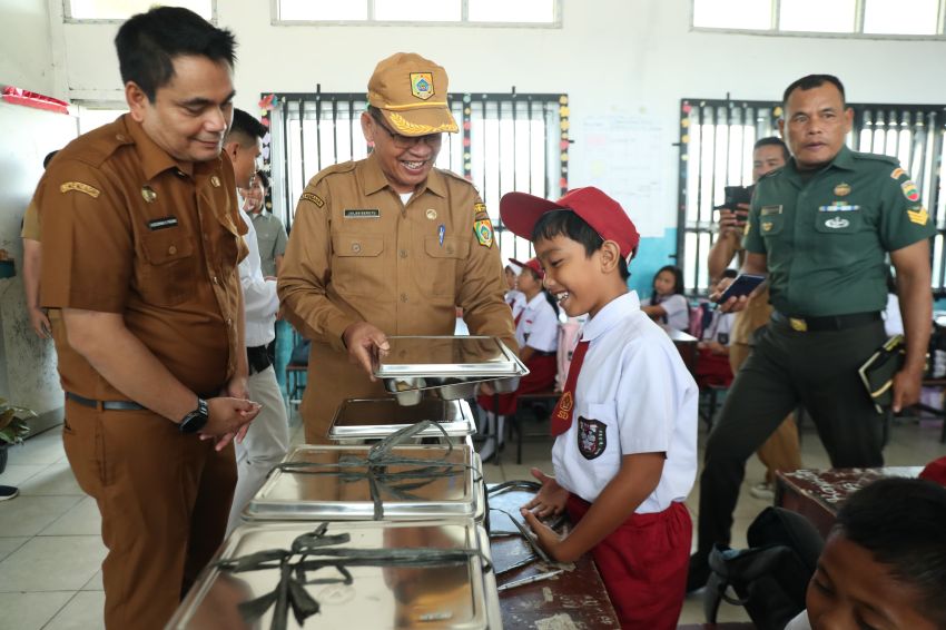 Pemkab.Pakpak Bharat Launching Program MBG Di SD Negeri 030412 Dan SD 033931 Salak