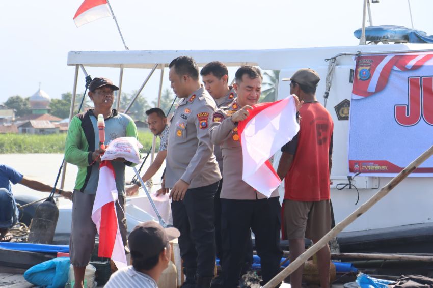 Nasionalisme Ditumbuhkan, Kapolres Tanjungbalai Bagikan Bendera Merah Putih Dengan Nelayan