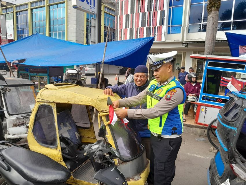 Polres Padangsidimpuan Bagikan Bendera Merah Putih dan Edukasi Tertib Lalu Lintas di Momen HUT ke-80 RI
