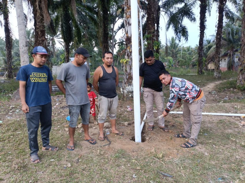 Bupati Putra Mahkota Alam Hasibuan Penuhi Janji, Serahkan Tiang Gawang Sepak Bola ke Pemuda Barumun Selatan Palas