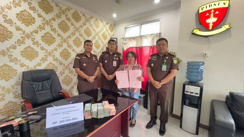 Terdakwa Kasus Korupsi Rico Sianipar Serahkan Denda Perkara ke Kejari Toba