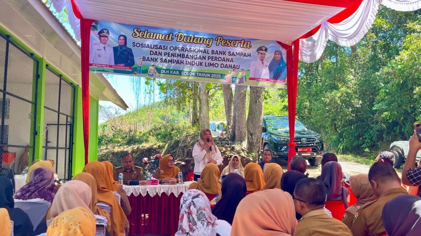 Melalui Kadis DLH nan Enerjik dan Inovatif Asnur Kabupaten Solok Luncurkan Penimbangan Perdana Bank Sampah Induk Limo Danau