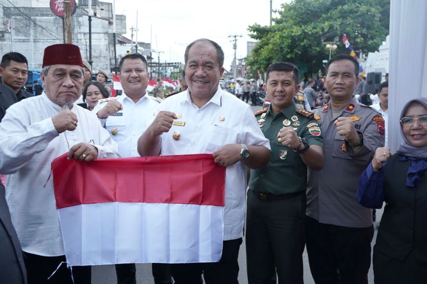 Bupati Dan Wakil Bupati Bersama Forkopimda Asahan Bagi Bendera Merah Putih di Jalan