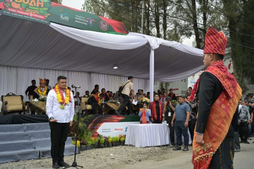 Buka Festival Pesta Bunga dan Buah Tanah Karo 2025,Gubernur Bobby Nasution Disambut Meriah Warga