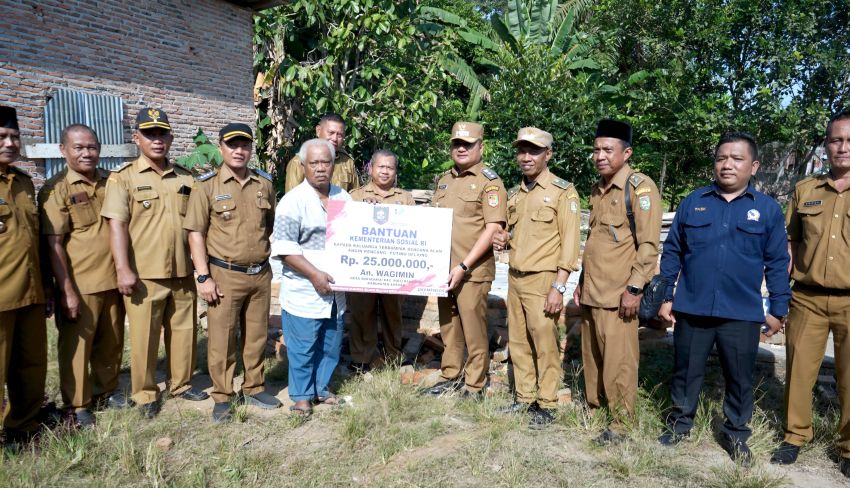 Wakil Bupati Asahan Bantu Langsung Korban Angin Puting Beliung di Pulo Bandring