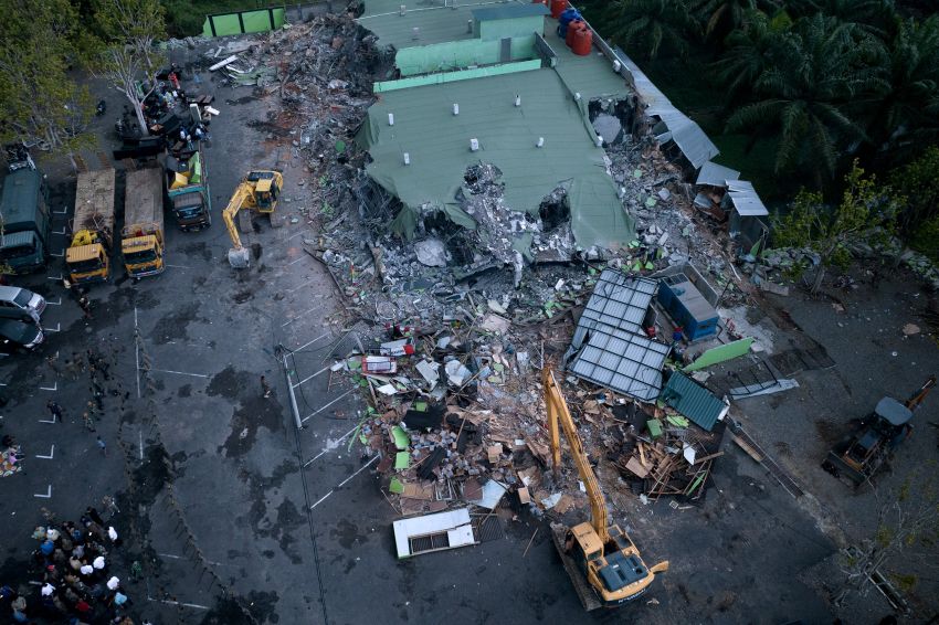Gubsu Perintahkan Bongkar Cafe yang Resahkan Masyarakat, Kali Ini Gliran Cafe Duku Indah Diratakan  Dengan Tanah