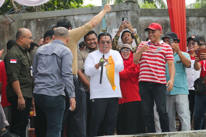 Wali Kota memancing bersama masyarakat di kolam BBI Kelurahan Pondok Sayur Kecamatan Siantar Martoba