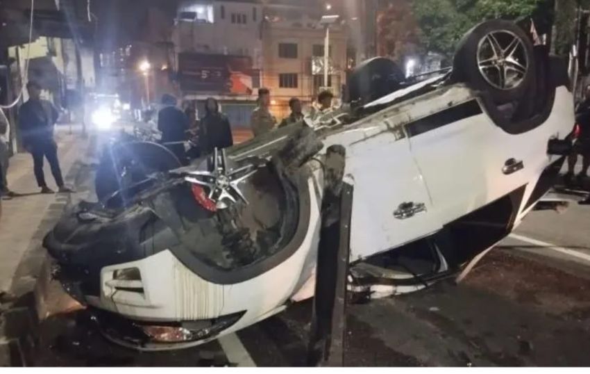 Diduga Tabrak Trotoar Mobil Mewah Mercedes Benz Terbalik di Jalan SM Raja Medan