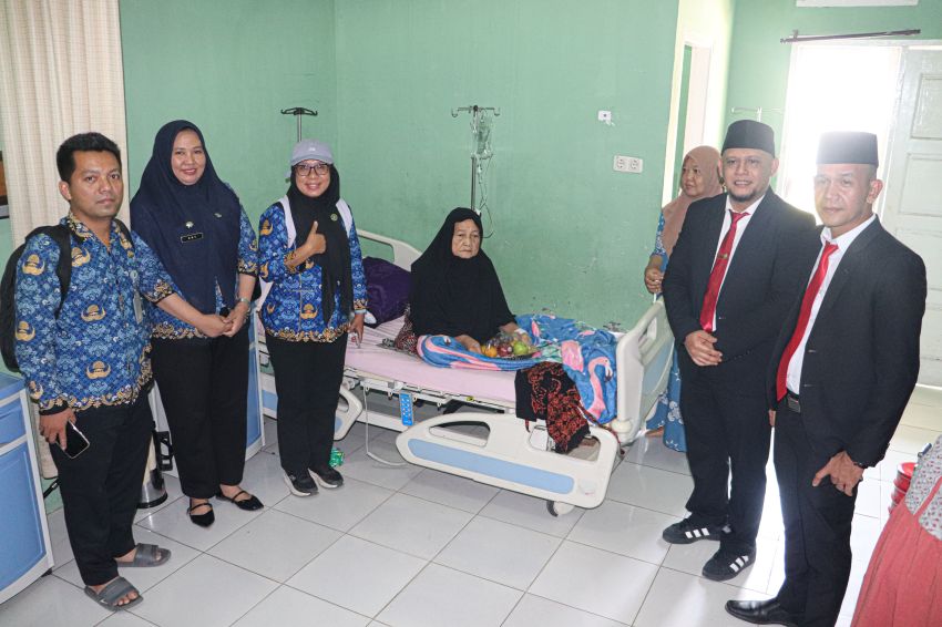 RSUD Gunungtua Berbagi Parsel Buah untuk Pasien, Meriahkan HUT RI ke-80 di Padang Lawas Utara
