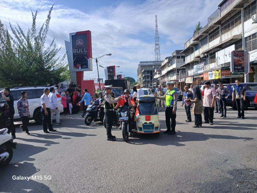 Semarakkan Semangat Kemerdekaan, Polres Padangsidimpuan Bersama Pemko Bagikan Ribuan Bendera Merah Putih