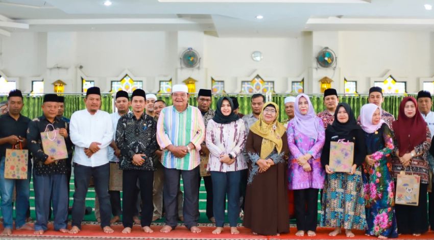 Wabup Bagikan 600 Mukena untuk 283 Masjid di Madina, Atika Nasution : Murni Non-APBD