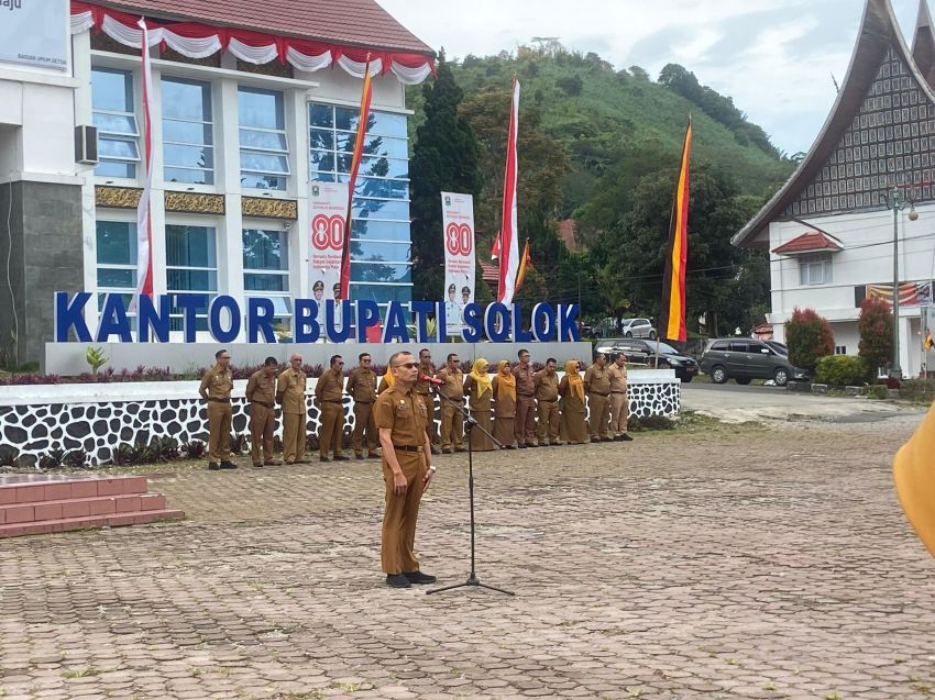 Sekwan Zaitul Ikhlas Pimpin Apel Pagi di Lingkup Pemkab Solok