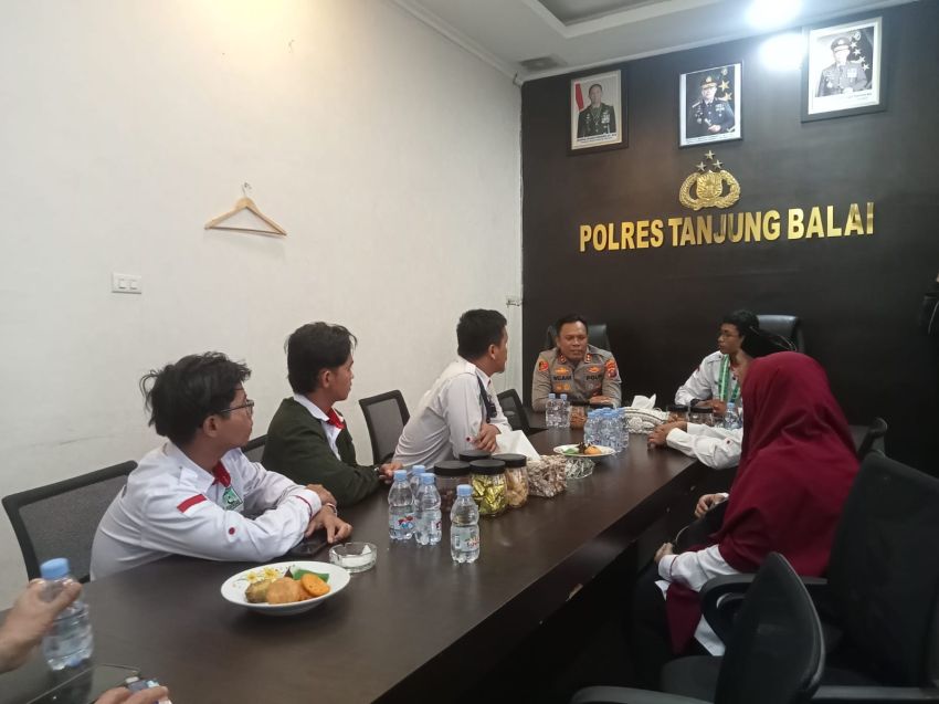 Ultimatum 15 Menit Tak Terpenuhi, Mahasiswa Tinggalkan DPRD Dan Disambut Kapolres