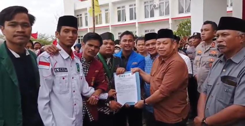 Wakil Ketua DPRD Tapsel Borkat Sambut Langsung Aspirasi Mahasiswa Cipayung Plus