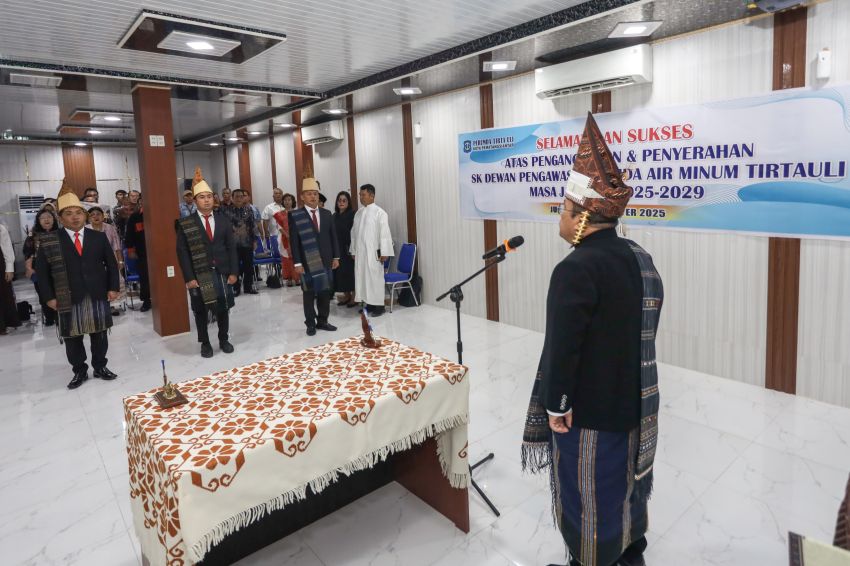 Wali Kota mengangkat sumpah dan janji jabatan serta menyerahkan Surat SK kepada tiga Dewan Pengawas Perumda Tirta Uli Masa Jabatan 2025-2029