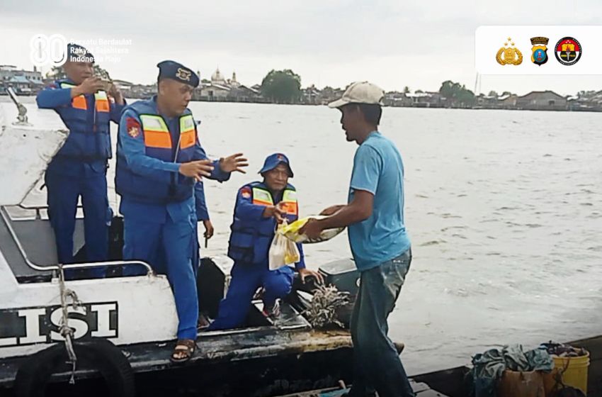 Satpolairud Polres Asahan Bagi Sembako Ke Nelayan Di Jum'at Berkah